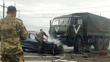 Під Мелітополем російський КАМАЗ переїхав легкову машину з людьми: є загиблі