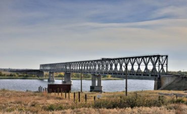 ЗСУ вдарили по залізничному мосту через Дніпро у Херсоні: з’явилося фото