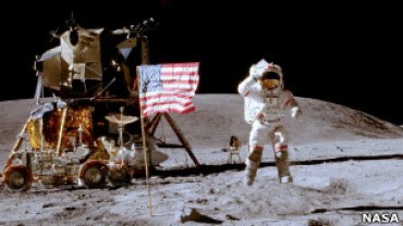 Американские флаги на поверхности Луны все еще стоят