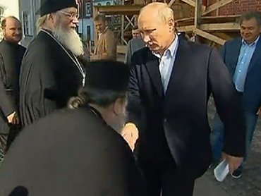 Валаамский монастырь объяснил, почему игумен поцеловал руку Путину