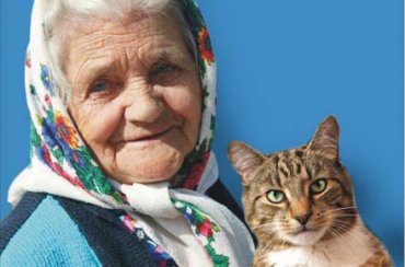 Бабушка, которая «переписала хату на кота», живет в России