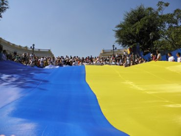 Украинский флаг имеет разные смыслы для Запада и Востока