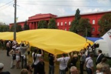 В Киеве под аудиообращение Тимошенко развернули рекордный по размерам флаг Украины