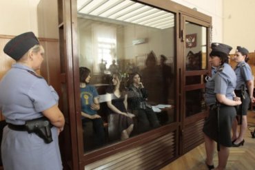 Провокаторы, называющие себя православными, пытались сорвать спектакль, посвященный суду над Pussy Riot