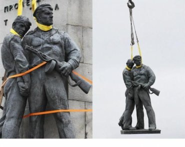В центре Киева власти снесли памятник советским морякам-героям