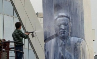 В Екатеринбурге задержаны вандалы, осквернившие памятник Ельцину