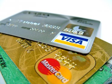 Украинцам могут заблокировать платежные карты Visa и MasterCard