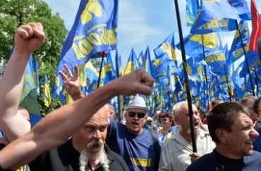 Активисты «Свободы» закидали Симоненко яйцами