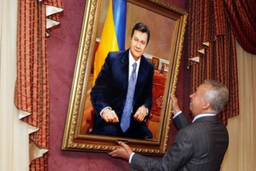 Детей заставят каждый день рассматривать портреты Януковича