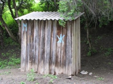 Пока в школах остаются туалеты на улицах, у всех садиков появятся собственные сайты