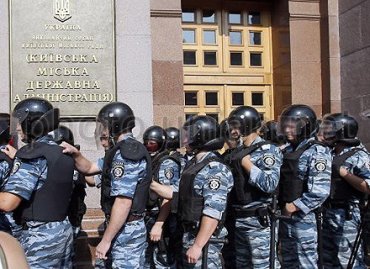 Милиция и «братки» с утра оцепили здание Киевсовета