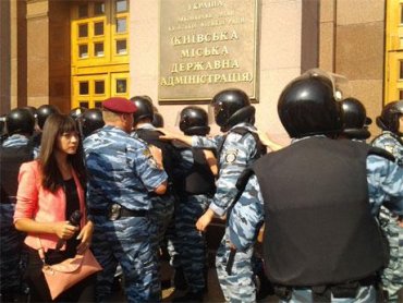 Бойцы «Беркута» избивают оппозиционных депутатов в Киевсовете