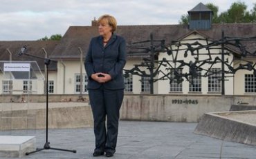 Меркель стала первым канцлером Германии, посетившим мемориал в Дахау