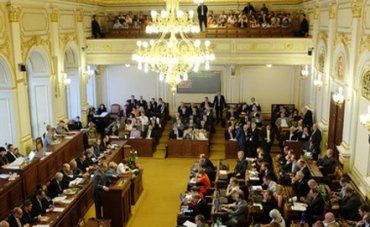 Чешский парламент самораспустился из-за коррупционного скандала
