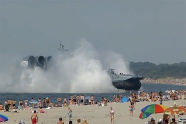 Российский десантный корабль атаковал многолюдный пляж