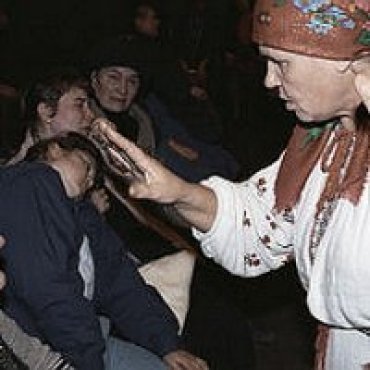 В Украине «знахарка» обманывала людей, уверяя, что отвозит пожертвования в церковь