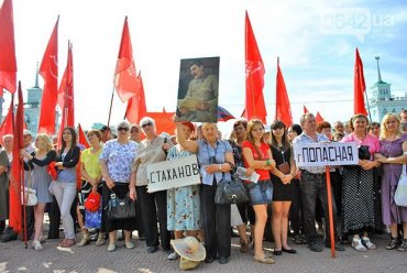 В Луганске коммунисты и казаки помитинговали за вступление в Таможенный союз