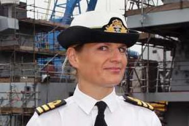 Первую женщину-командира боевого корабля уволили за адюльтер