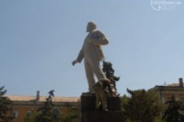 В Мариуполе горсовет начал демонтаж всех памятников Ленину