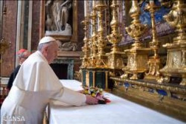 Папа Франциск привез Богоматери букет роз из Кореи
