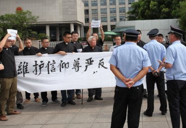 88-летний католический епископ в Китае возглавил акцию протеста против сноса крестов