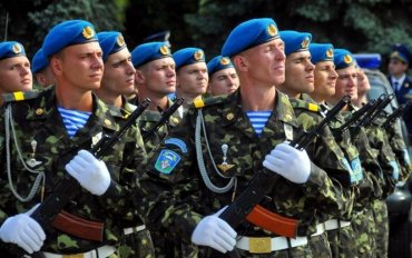 Российских десантников поздравили в день ВДВ плакатами с украинскими военными