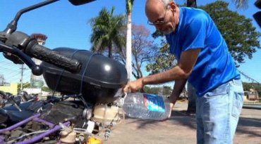 Мужчина собрал мотоцикл, который может проехать 500 км на одном литре воды