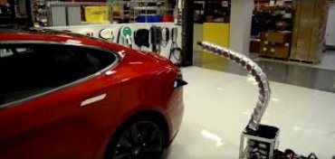 Tesla показала прототип роботизированного щупальца-зарядки