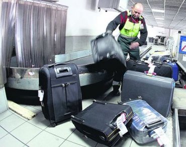 В российских аэропортах обыскивают чемоданы и уничтожают санкционные продукты