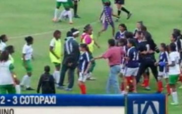 Матч женского чемпионата Эквадора по футболу закончился массовой дракой