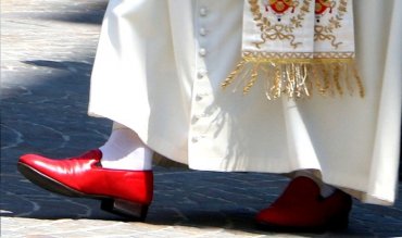 Бенедикт XVI выставил на благотворительный аукцион свои красные туфли
