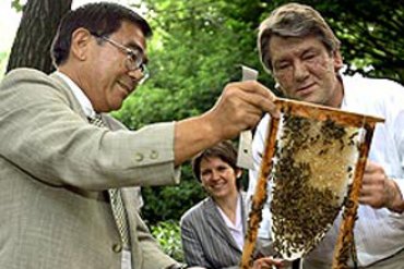 Ющенко поехал в Польшу во главе делегации пчеловодов