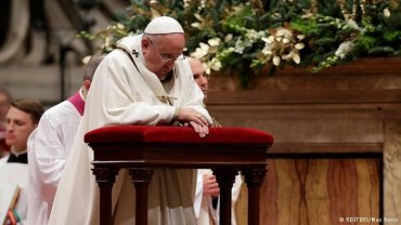 Папа Франциск молился за мессой в соборе св. Петра как простой верующий