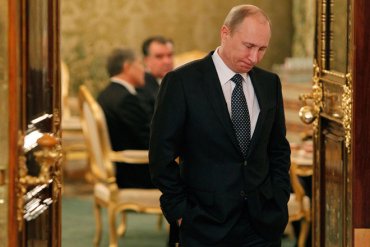Вместе с ценой на нефть и рублем начался обвал рейтинга Путина