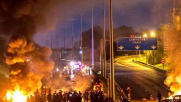 Цыгане с бензопилами перекрыли главную автомагистраль Европы