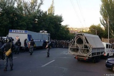 Оппозиционеры, захватившие здание полиции в Ереване, сдались властям