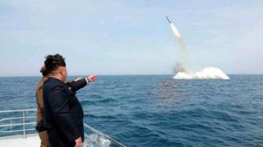 Ким Чен Ын пускает ракеты