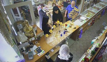 Священник УПЦ КП ходит в магазины Московского патриархата