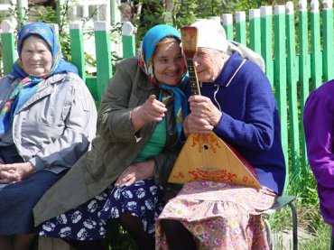 В России 78-летняя бабушка заказала убийство соседа, громко слушавшего музыку