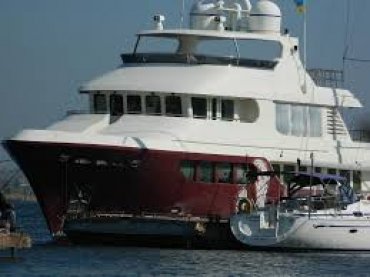 Янукович на шикарной яхте путешествует по Волге