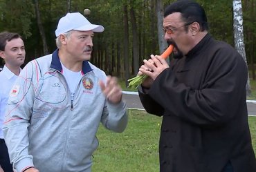 Лукашенко накормил Сигала салом и морковкой