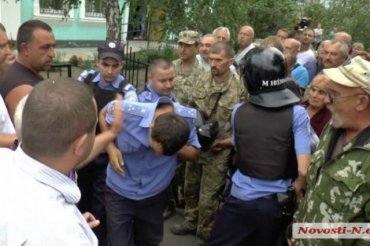 Под Николаевом люди пытались линчевать полицейских