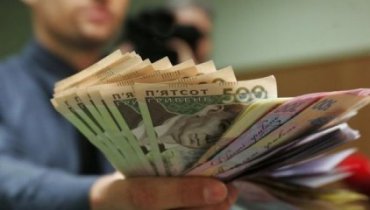 Госслужащие в Украине радуются: им подняли зарплаты