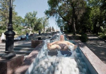 Жириновский поплавал на матрасе в липецких фонтанах