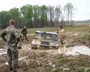 Министр обороны Польши застрял на внедорожнике в грязи