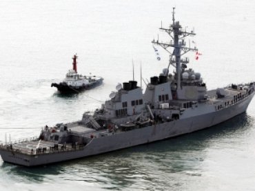 После столкновения эсминца ВМС США с торговым судном исчезли 10 моряков