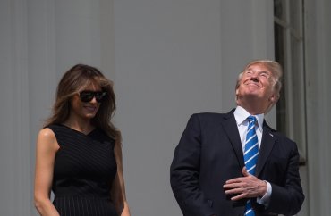 Трамп наблюдал за солнечным затмением из Белого дома