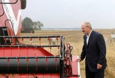 Лукашенко поручил конструкторам изобрести «суперкомбайн»