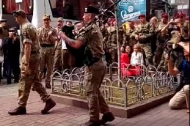 Сеть порвал танец солдат НАТО в Киеве