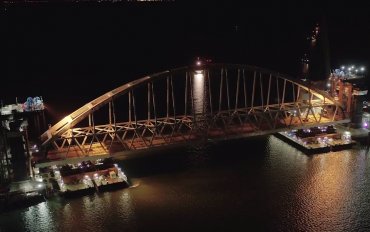 Огромную арку на Керченский мост ставили 12 часов